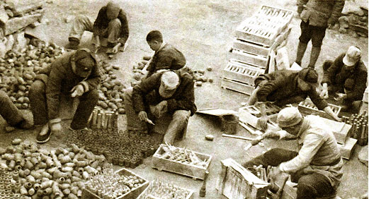 徐工集團(tuán)的前身華興鐵工廠誕生，后發(fā)展為徐州重型機(jī)械廠