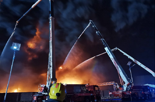 徐工數(shù)十輛舉高噴射消防車救援河北滄州南大港產業(yè)園區(qū)火災