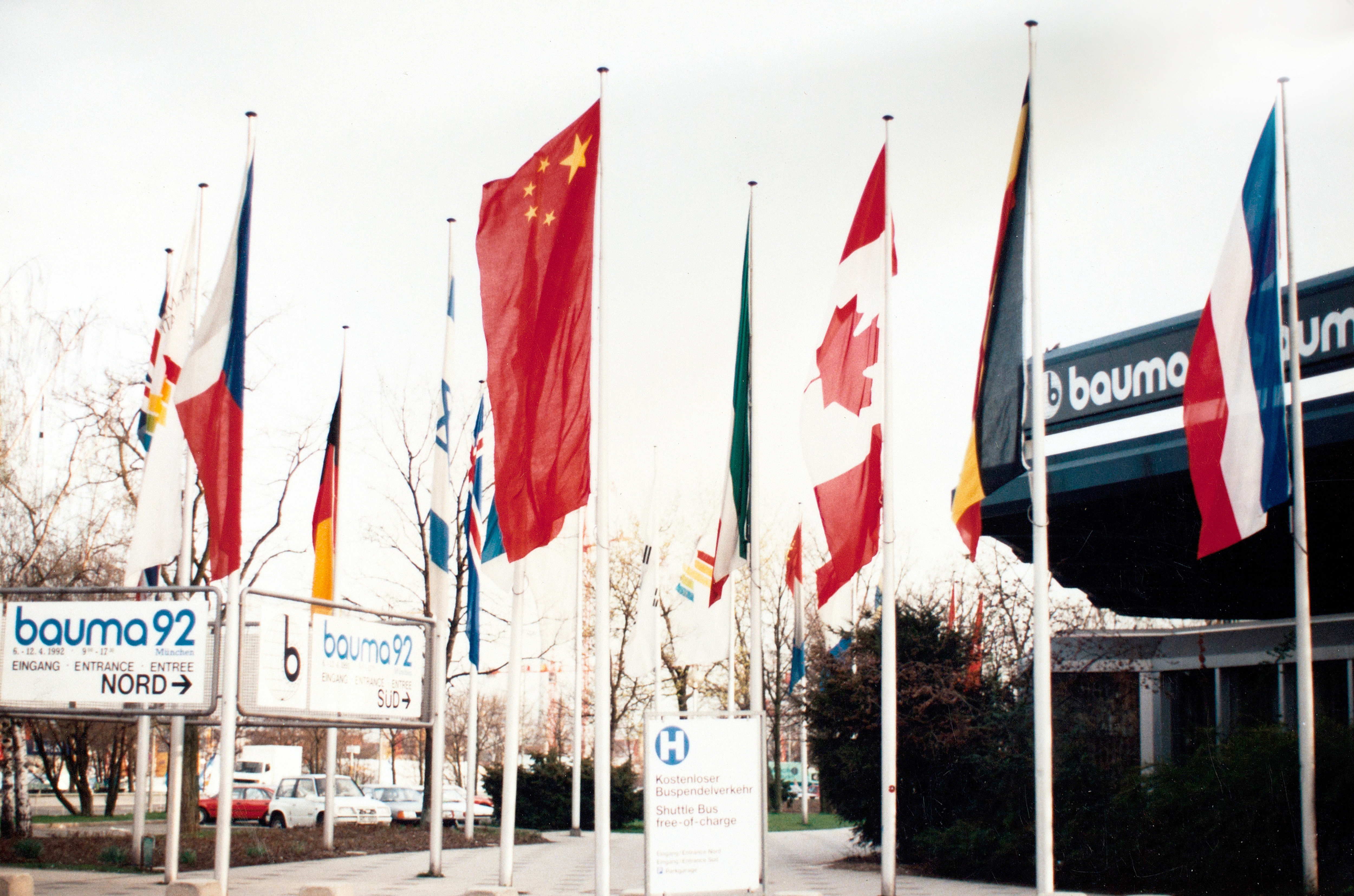 徐工成為行業(yè)首家取得自營出口權(quán)的企業(yè)，正式拉開國際化序幕；是年，徐工代表行業(yè)首次參加德國寶馬展