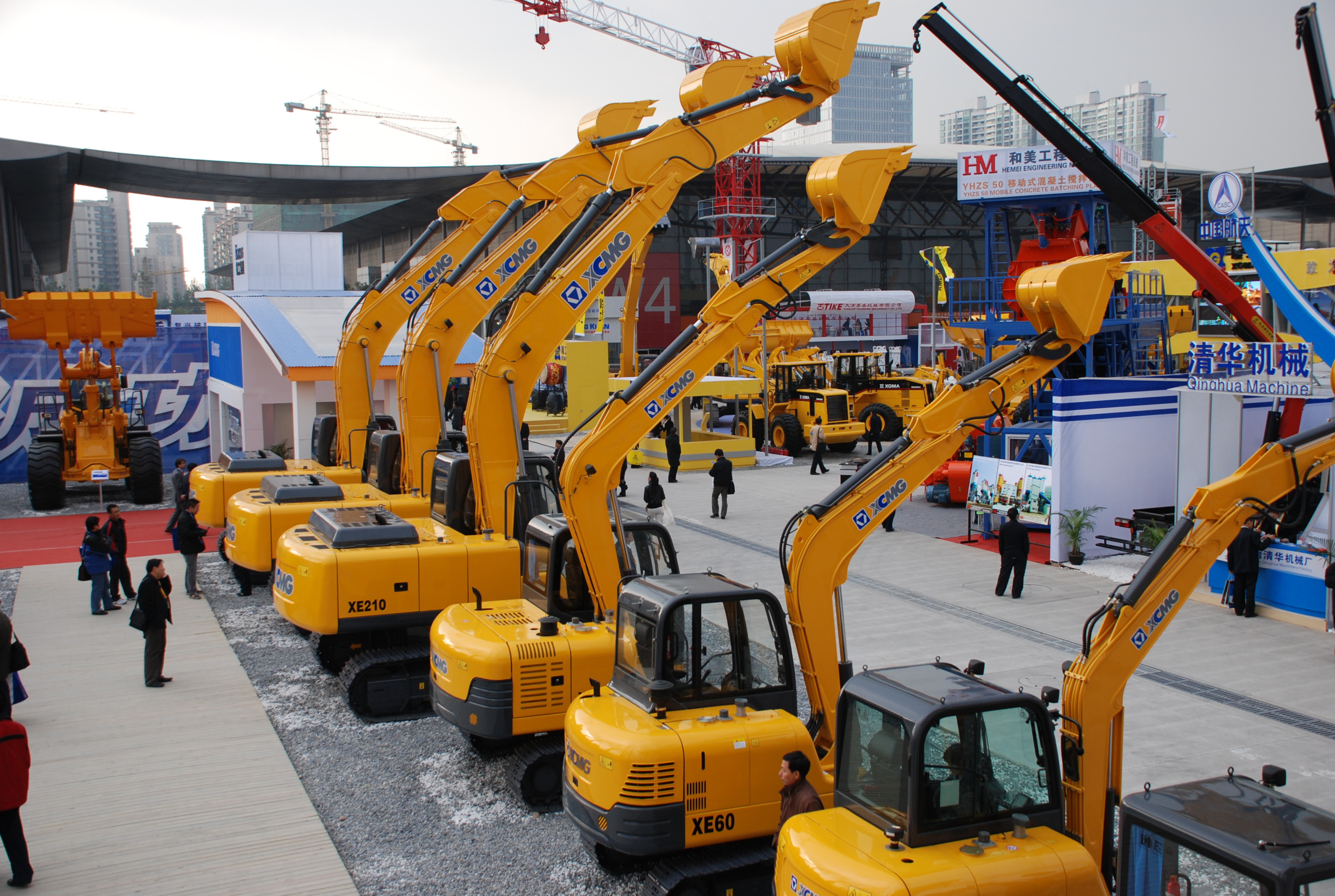 徐工與凱雷投資集團(tuán)發(fā)表聯(lián)合聲明終止合作，獨(dú)立進(jìn)行重組；是年，徐工與卡特彼勒終止合作，獨(dú)資成立徐州徐工挖掘機(jī)械有限公司