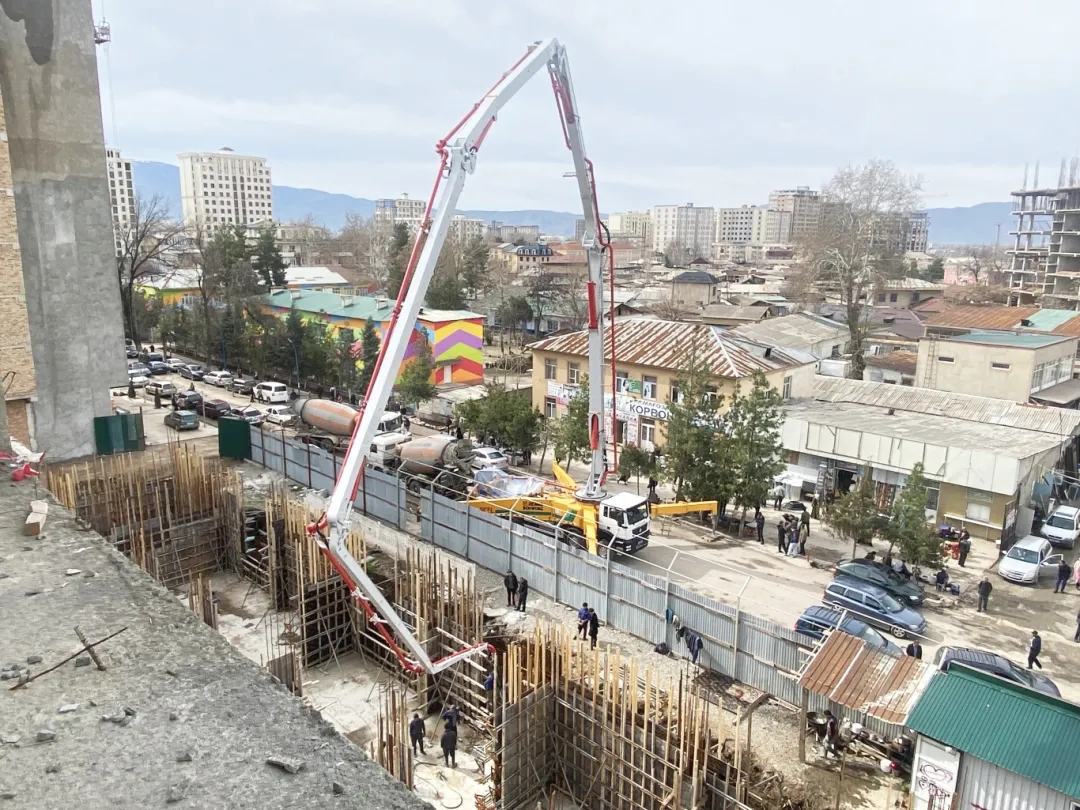 筑夢“藍?！?！徐工泵車“圈粉”中亞！