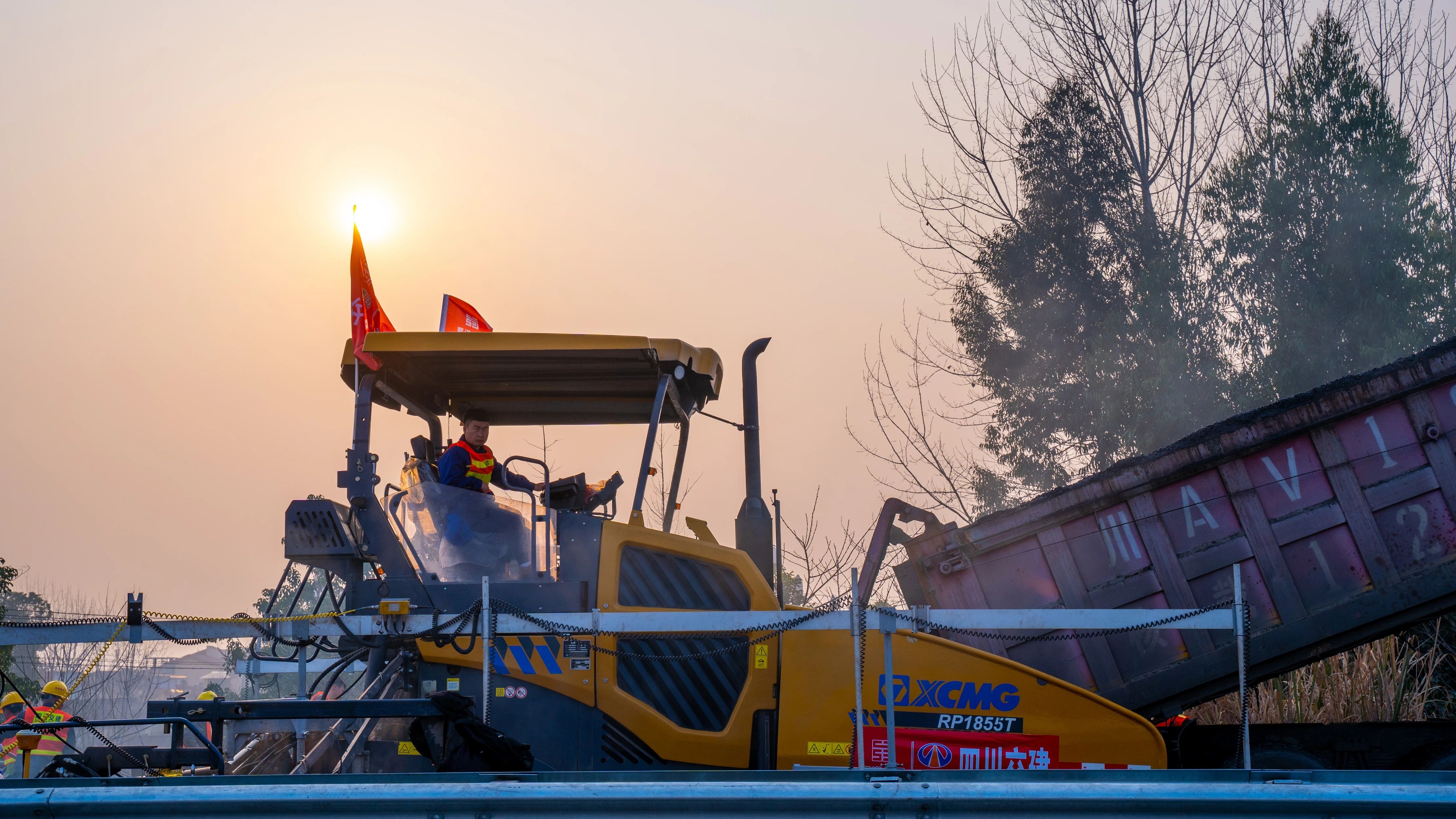 18天！徐工成套瀝青路面裝備助力成綿高速罩面施工！