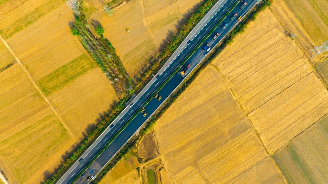 揚(yáng)民族自信！徐工成套瀝青路面裝備助力家鄉(xiāng)高速建設(shè)！