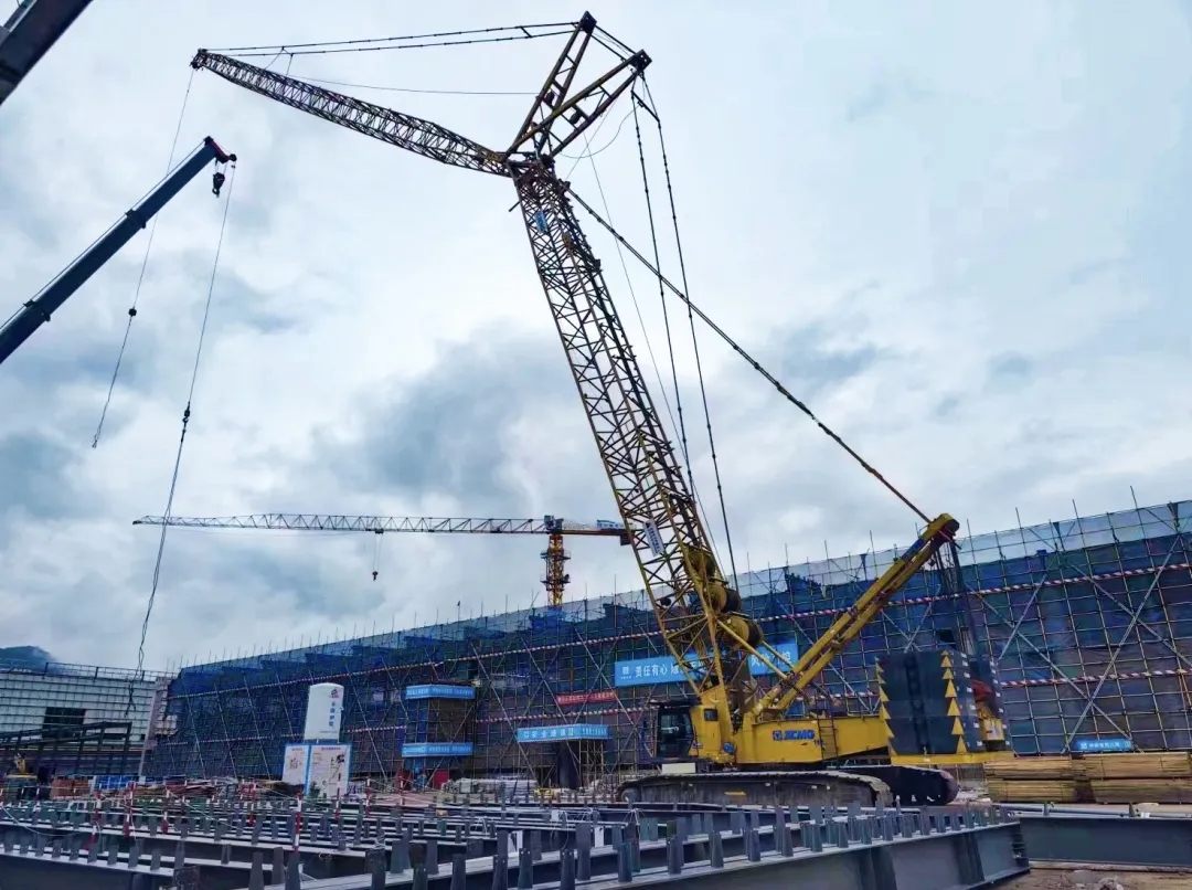 “鋼”鐵的意志！徐工XGC320履帶起重機(jī)參建大跨度鋼結(jié)構(gòu)工業(yè)廠房
