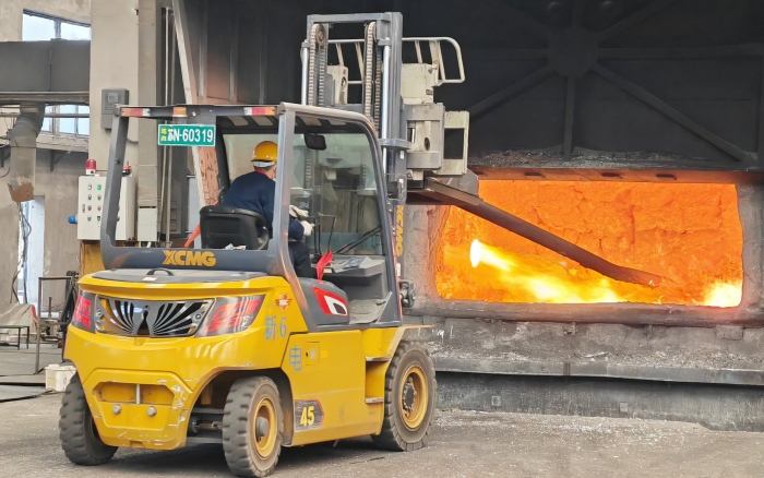 真金不怕火煉，徐工重載孔雀叉車威武霸氣！