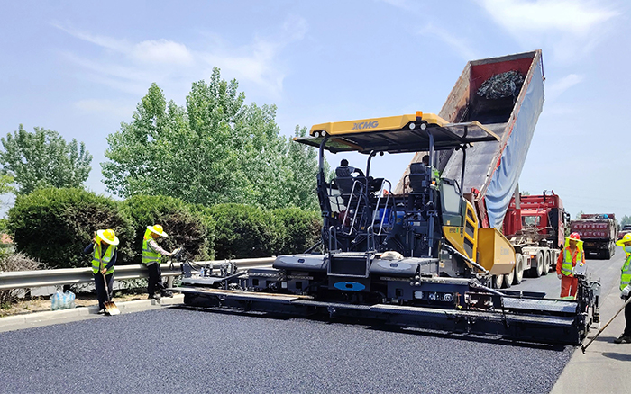 RP905IV攤鋪機(jī)閃耀淮徐高速！