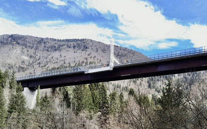 背靠阿爾卑斯山脈，徐工橋梁檢測車“C位”打卡