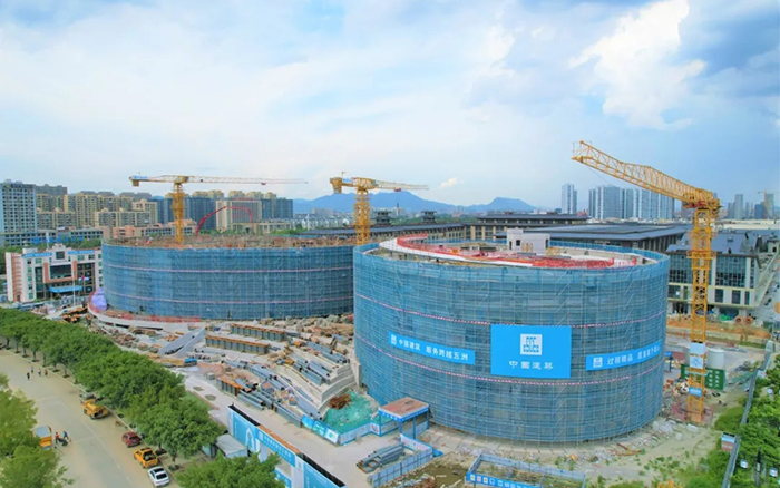 逐浪揚(yáng)帆，徐工塔機(jī)吊起蒼南大劇院“鋼鐵脊梁”