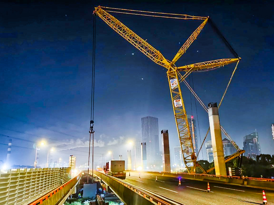 僅用4小時！XGC650跨高速助力沿江通道鋼蓋梁成功吊裝