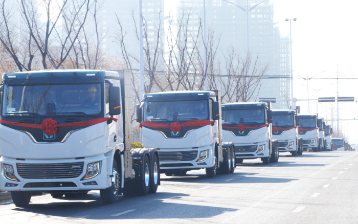 百臺(tái)齊發(fā)，千臺(tái)簽約！徐工新能源牽引車奔赴浙江