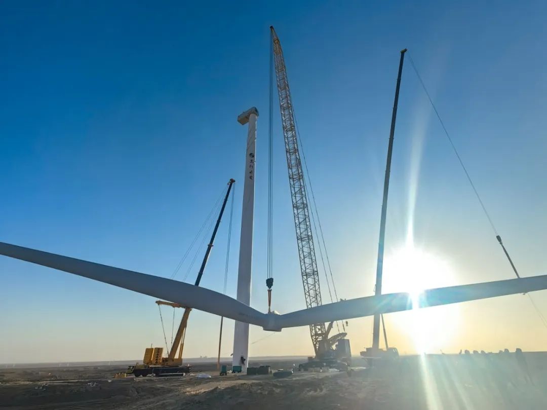 “零偏差”！西北戈壁現(xiàn)風電“超級大片”，徐工XLC18000M領銜多機協(xié)同吊裝