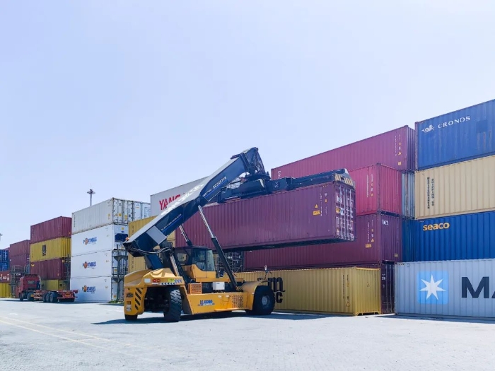 性能優(yōu)越！徐工正面吊助力海鐵聯(lián)運發(fā)展