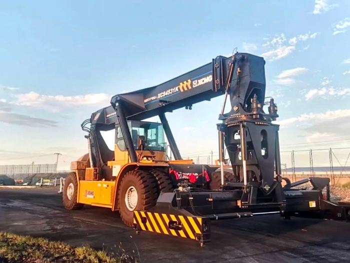 以質(zhì)提速！徐工傾斜吊具正面吊分鐘級響應(yīng)保障運輸安全暢通