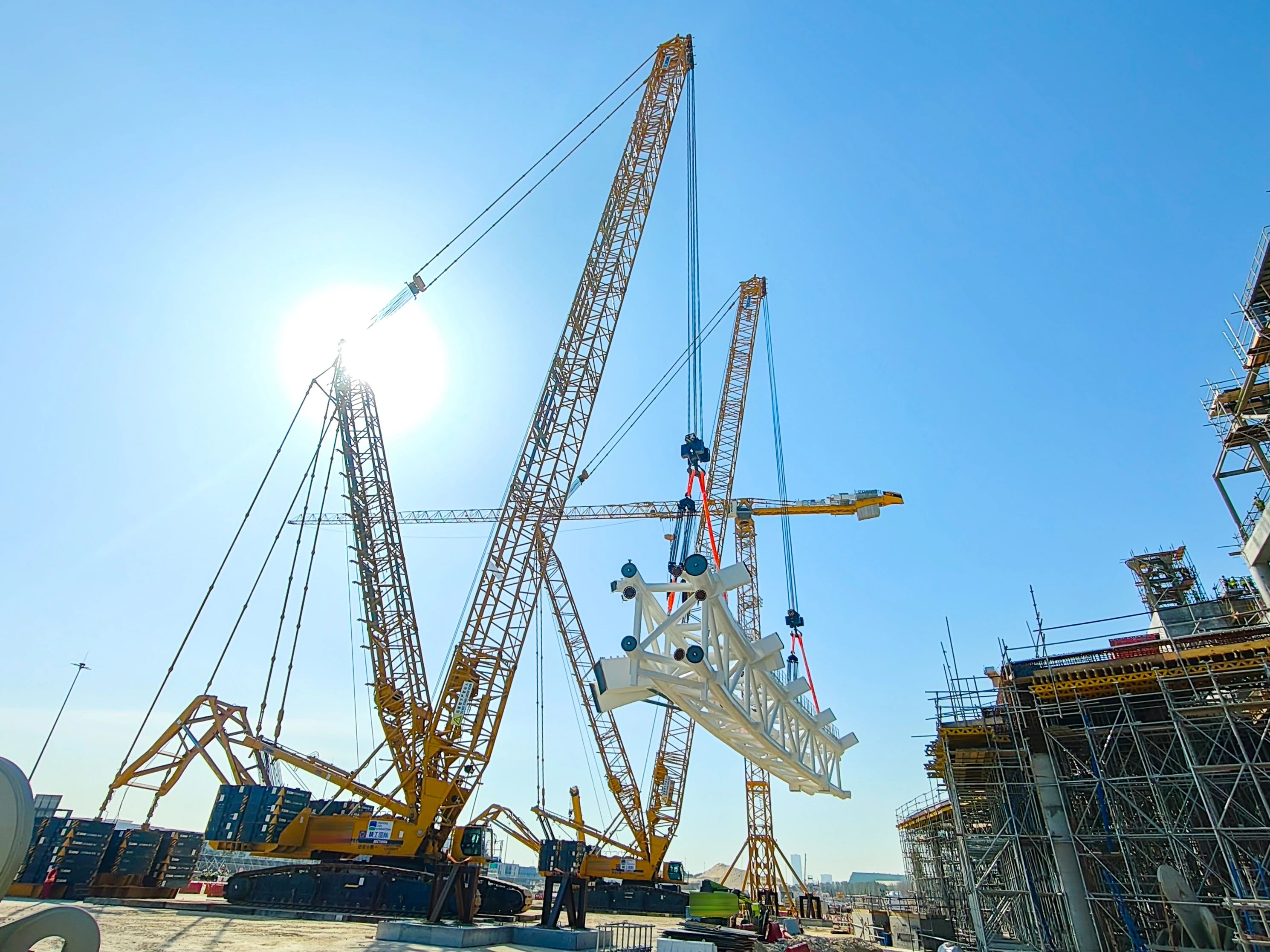 毫米級精度托舉世界杯夢想——徐工履帶起重機奮戰(zhàn)沙特！