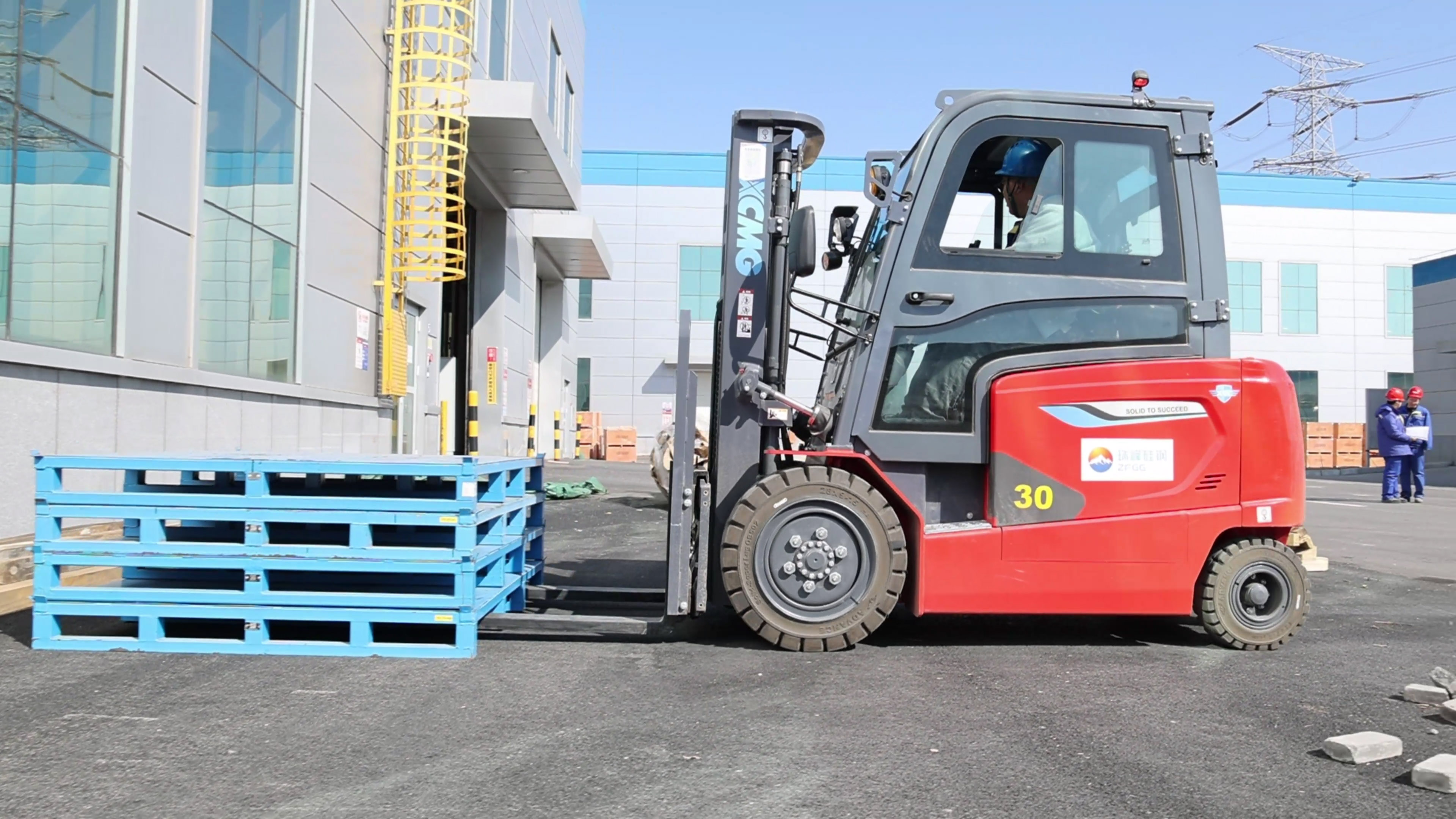 小巧精悍，徐工鯤鵬系列電動平衡重叉車制造業(yè)大展身手