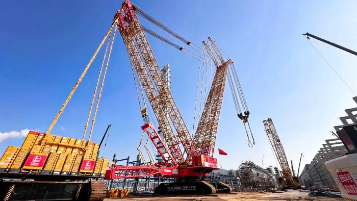 全球首臺問世的4000噸履帶式起重機，再創(chuàng)國內(nèi)吊裝新紀錄！