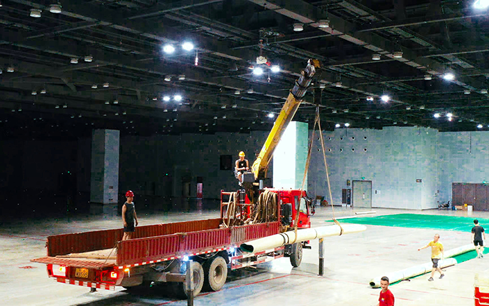 高效穩(wěn)護(hù)航，徐工隨車起重機(jī)賦能廣西會展中心體育場館塑膠鋪設(shè)