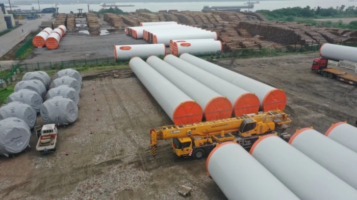 空間太??？在下徐工G2代可變支腿，百噸塔筒在港口“穩(wěn)運”！