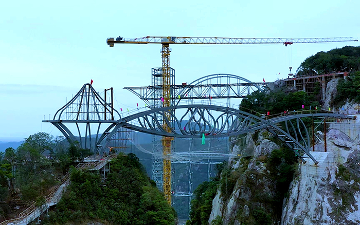 一覽眾山??！看徐工塔機(jī)「與山齊肩」