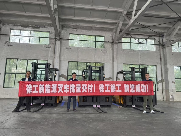 品質(zhì)與服務(wù)共拓市場新局！徐工孔雀叉車賦能冶金行業(yè)