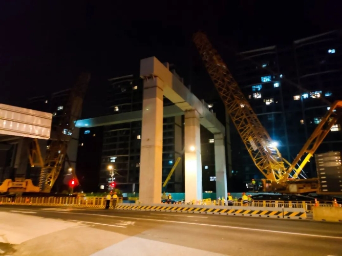 雙機聯動，毫米操控！徐工XGC11000高效破解高架橋施工難題