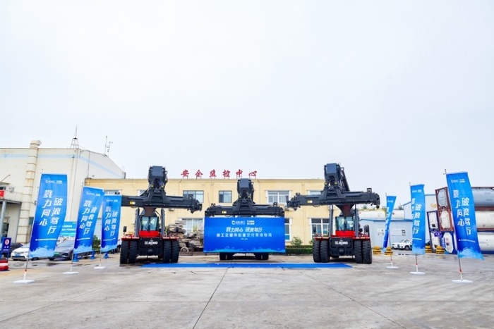 向海而興 | 徐工正面吊批量交付青港物流集團