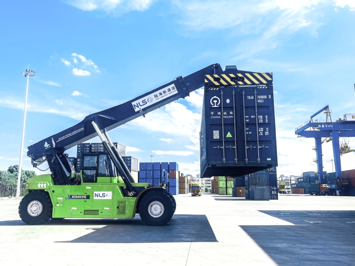 降本減碳雙突破！徐工XCS4531E領(lǐng)航西部陸海新通道核心樞紐綠色煥新