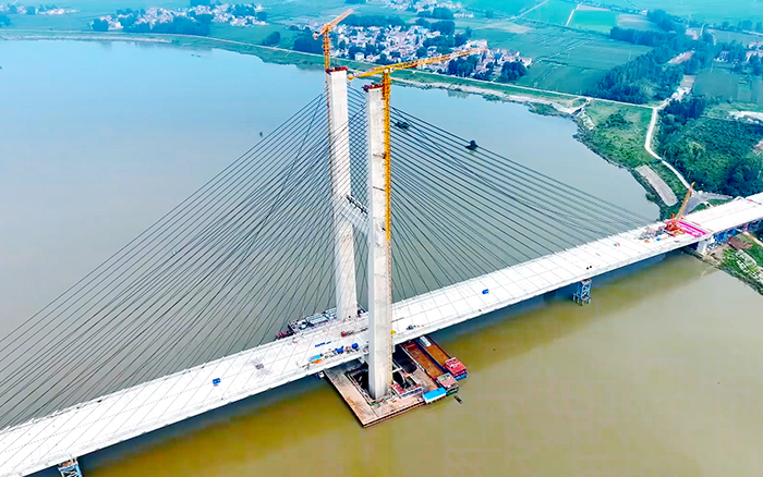 順利合龍！雙塔助建國內最大跨徑組合梁獨塔斜拉橋