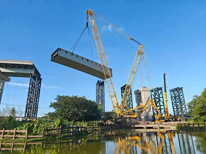 螺螄殼里做道場？徐工XGC11000高架旁上演“極限操作”