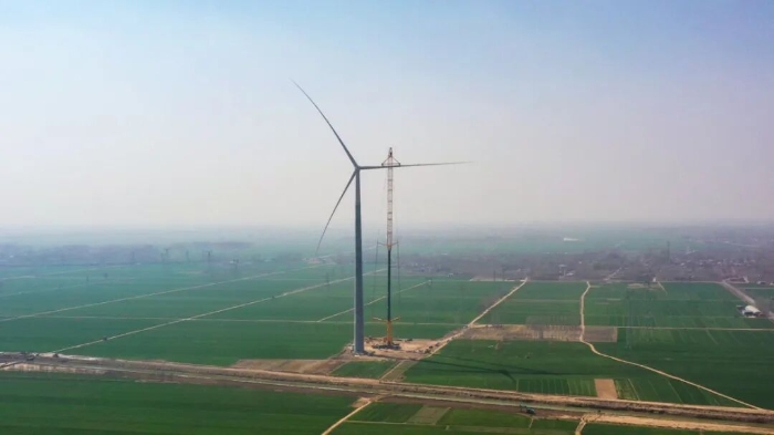 暴雨中橫走的 “鋼鐵巨獸”！徐工 4000 噸起重機撐起 160 米風電，這細節(jié)太硬核！