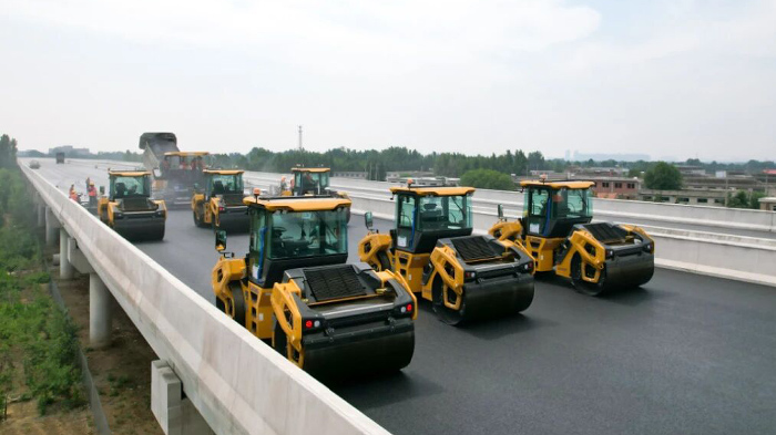 九個突破丨瀝青路面無人化智慧施工再次亮相臨滕二標(biāo)項目