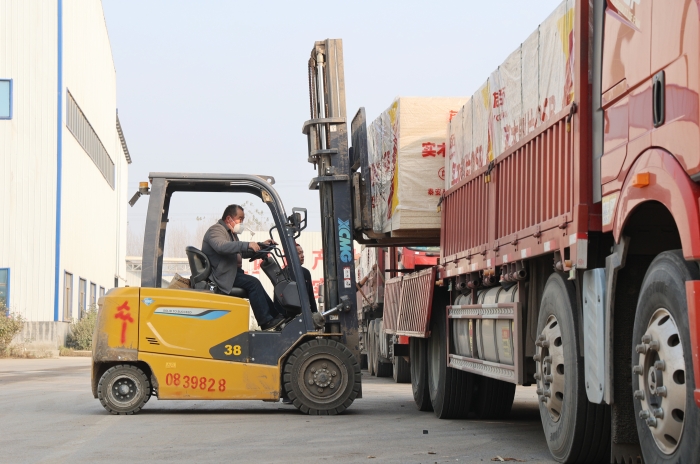 硬核實力賦能生產(chǎn)！徐工叉車批量進駐菏澤板材廠顯身手