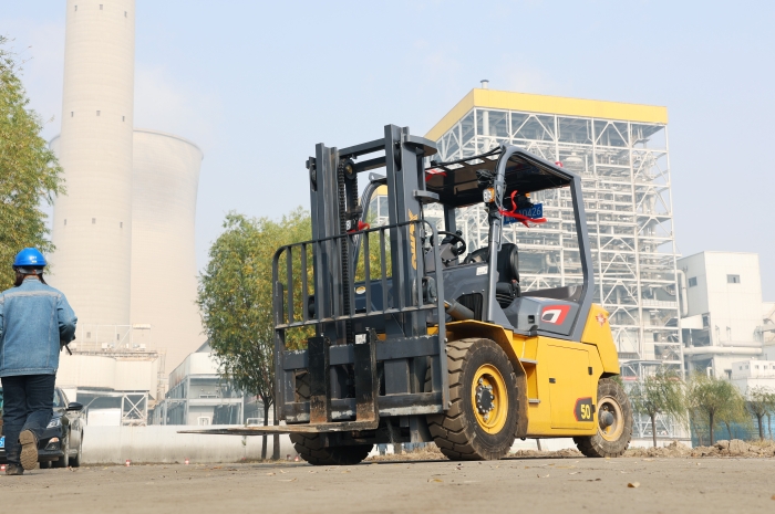 徐工叉車助力菏澤某電廠 高效搬運保障能源供應(yīng)