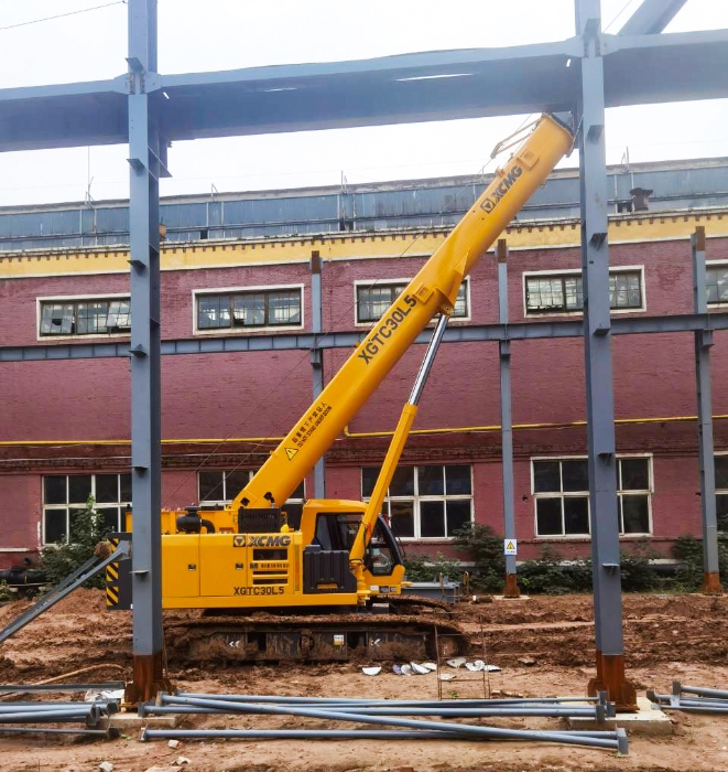 擎臂破泥濘，穩(wěn)力定乾坤！XGTC30L5攻堅(jiān)泥沼鋼結(jié)構(gòu)吊裝