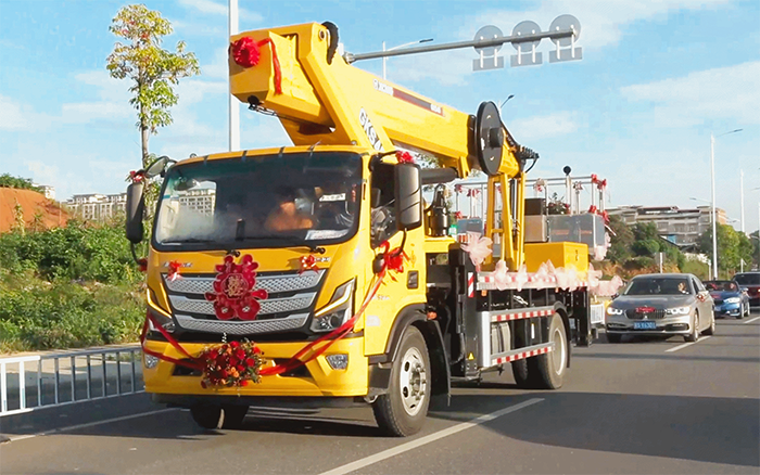 婚車新物種！徐工高空作業(yè)車見證“硬核浪漫”