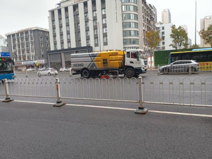 六年品質(zhì)見(jiàn)證硬核實(shí)力，徐工18噸洗掃車(chē)獲當(dāng)?shù)乜蛻?hù)點(diǎn)贊！