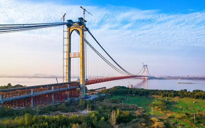 一橋飛架南北！徐工塔機助力世界級工程燕磯長江大橋順利合龍