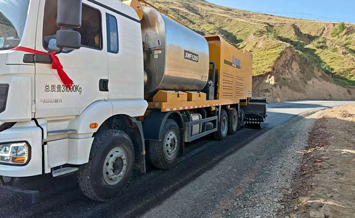 聚焦公路長壽之道，徐工纖維同步封層車護(hù)航陜西交通新征程