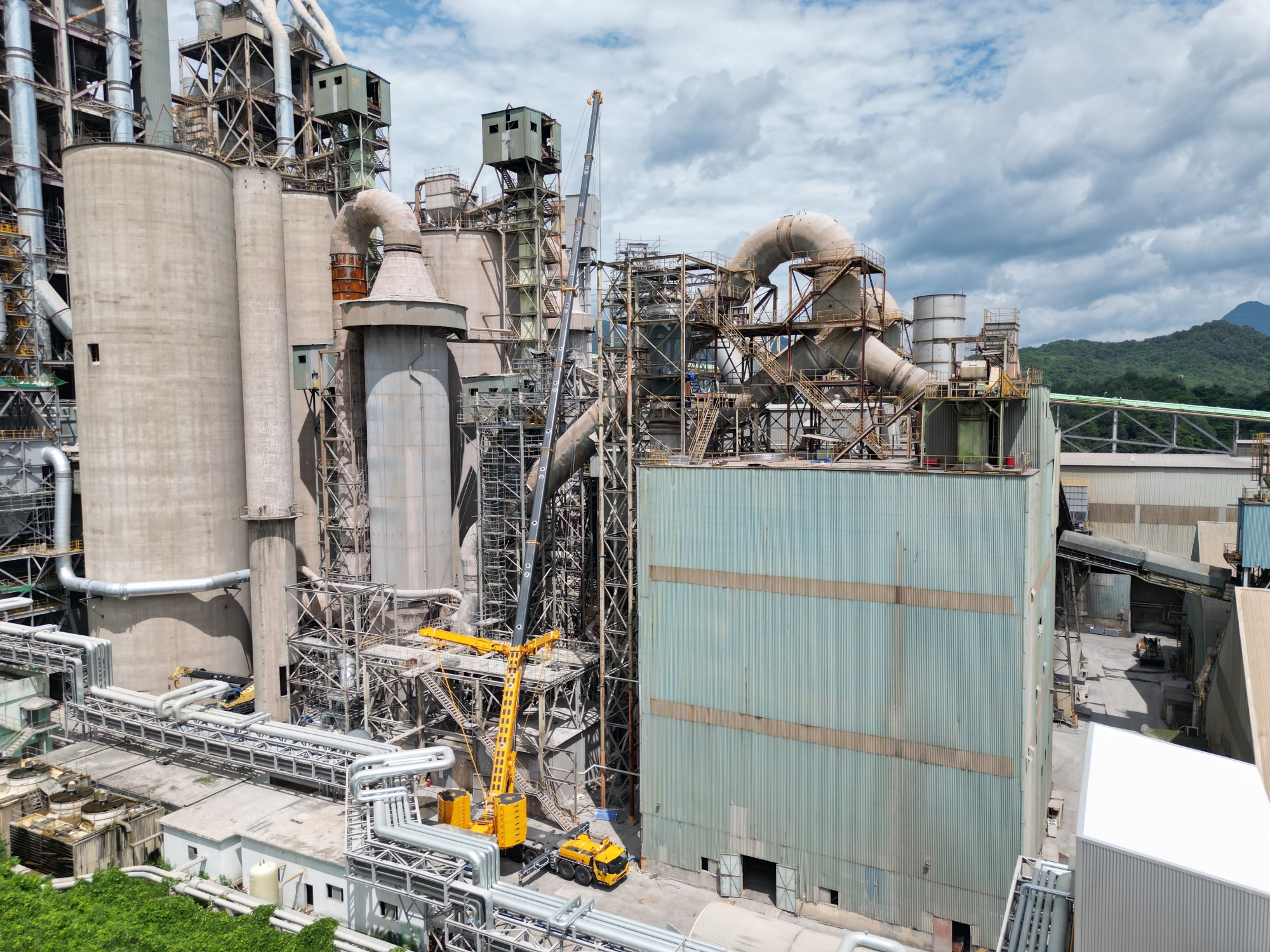 高效精準，穩(wěn)如磐石——徐工XCA450_K全地面起重機助力現(xiàn)代水泥廠核心設備吊裝