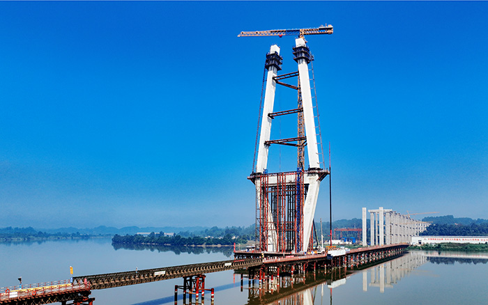216.6米！徐工塔機助建漢陽湖岷江特大橋主塔封頂