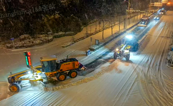 暴雪來襲！數(shù)十臺平地機集體出動，守護出行安全