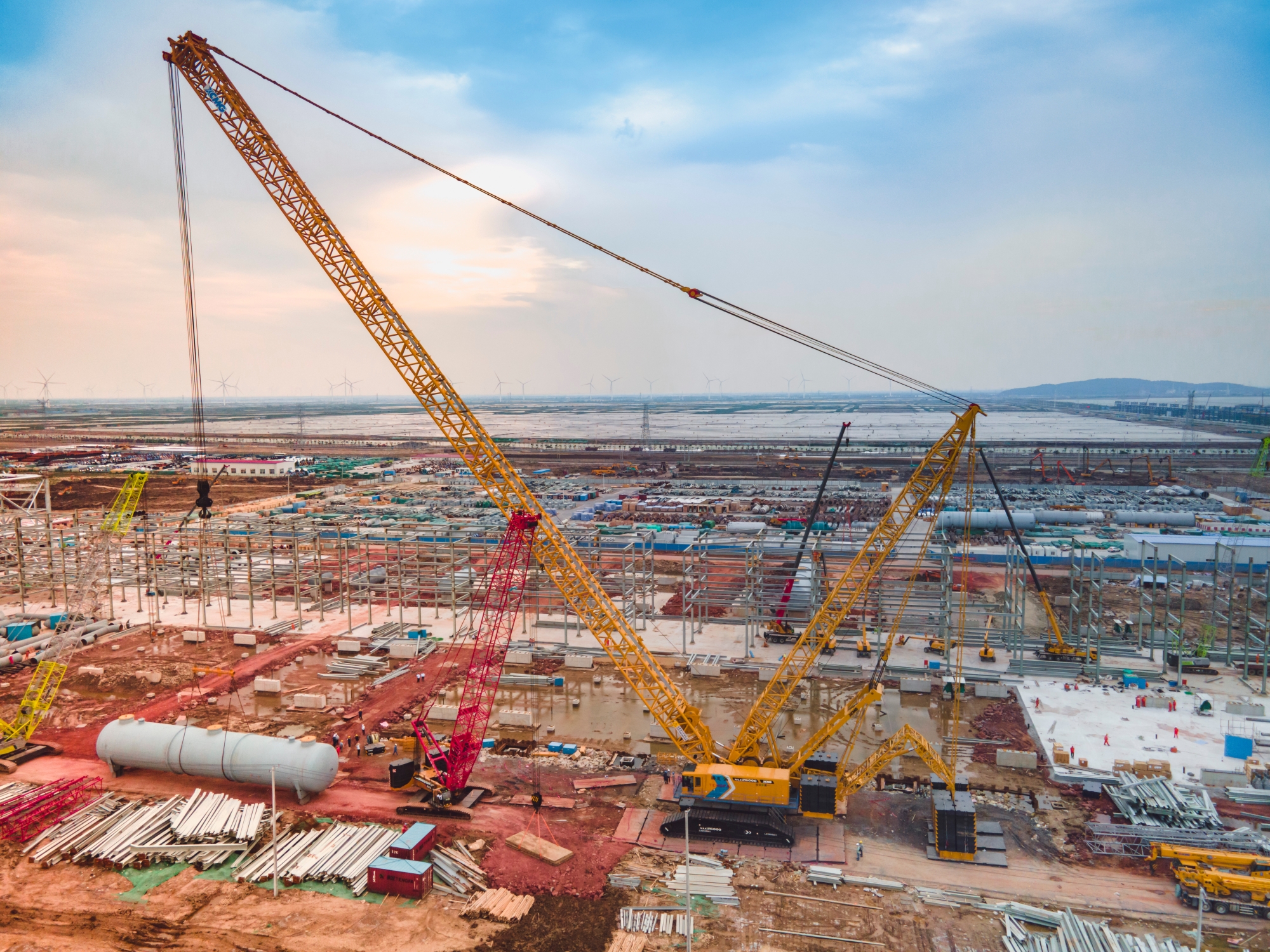 “巨艦”超新星！全球首臺徐工XLC26000閃耀海濱！