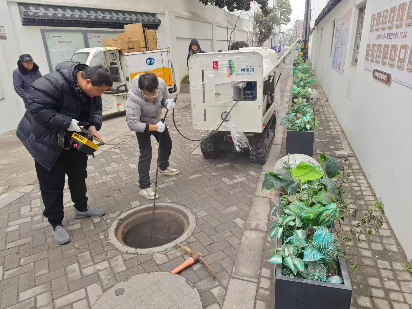 徐工小型管網(wǎng)設(shè)備，成功解決狹窄路段管網(wǎng)中存在的堵塞問(wèn)題