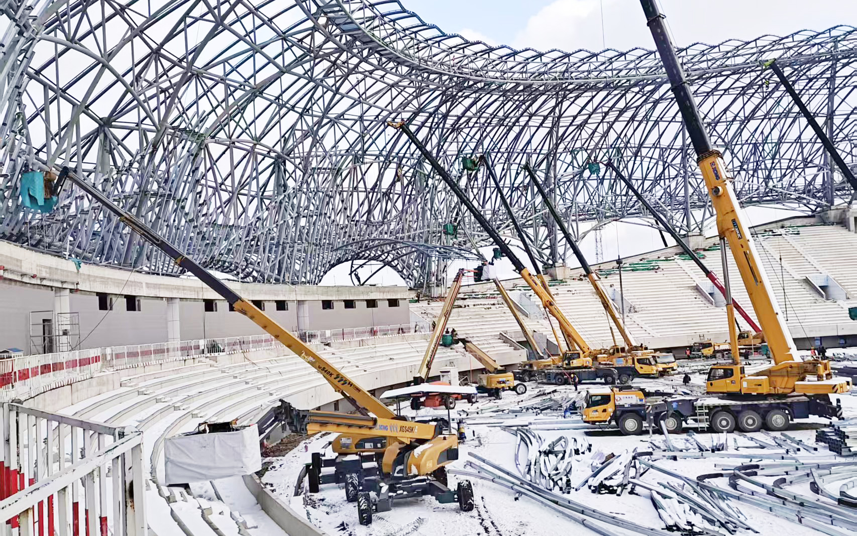 雪天不停工！16臺高米數(shù)直臂高空作業(yè)平臺硬核攻堅(jiān)蓬萊體育館項(xiàng)目