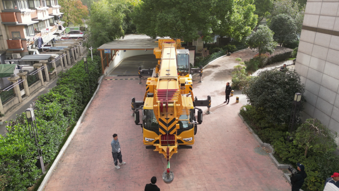 2.8米車寬殺出重圍！徐工G2代四橋130噸極限操作