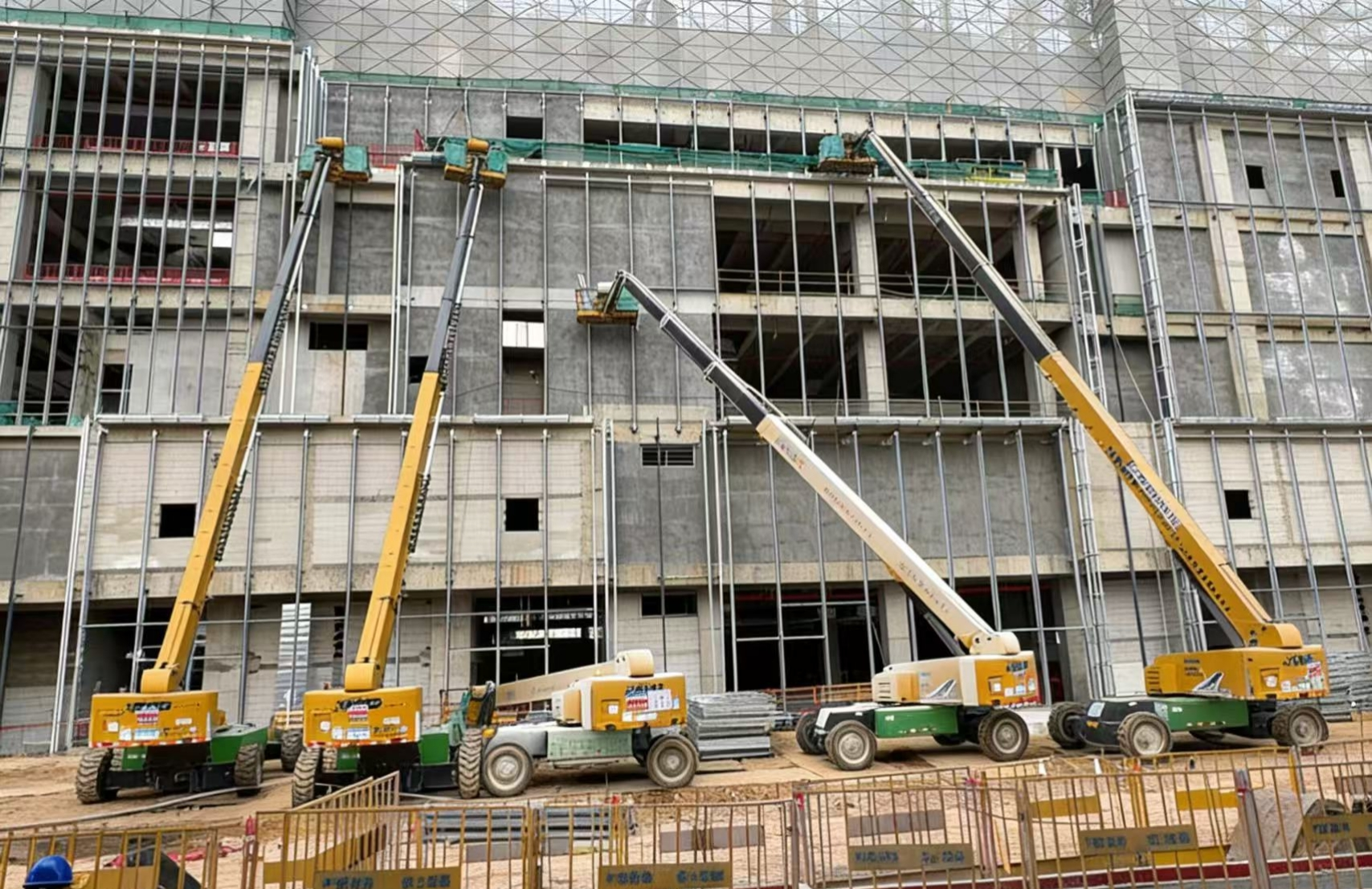 群臂擎地標(biāo)！徐工40米級高空作業(yè)平臺賦能東莞華潤置地中心萬象城外立面建設(shè)