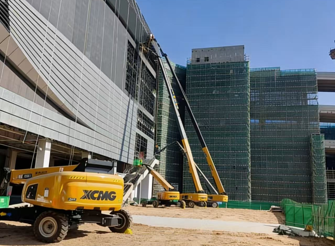 擎天巨臂筑“天空之城”！徐工高米數(shù)車隊(duì)助建亞洲最大“公鐵?！敝腔蹣屑~