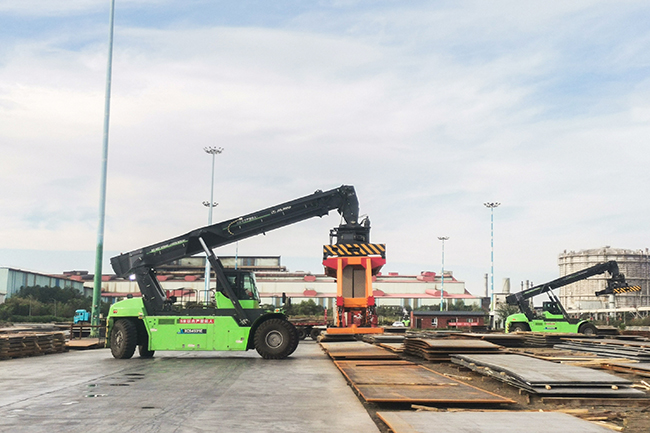 縱橫西北，馭“電”前行！徐工正面吊的綠色征途