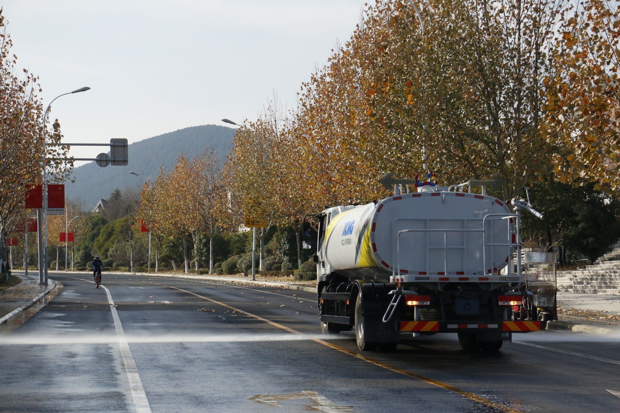 徐工灑水車(chē)在珠山路工作