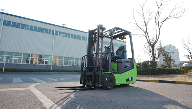 冷鏈 + 倉儲雙場景！鯤鵬三支點叉車實現(xiàn)高效轉(zhuǎn)運升級